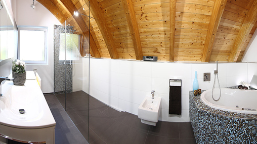 Großes Komplettbad mit Whirlpool Großes Komplettbad mit Whirlpool